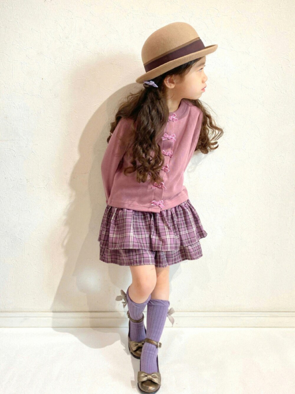 「チェック、カーディガン、ハット、休日スタイル、キュロット、フリルスカート、女の子コーデ、any Fam、くすみカラー、秋コーデ、秋服準備はじめました」｜「sweet room(deicy kids)のアイテム（ハット、ベージュ系）」を使った、Mさん（キッズ・134cm）の秋コーディネートの1枚目の写真