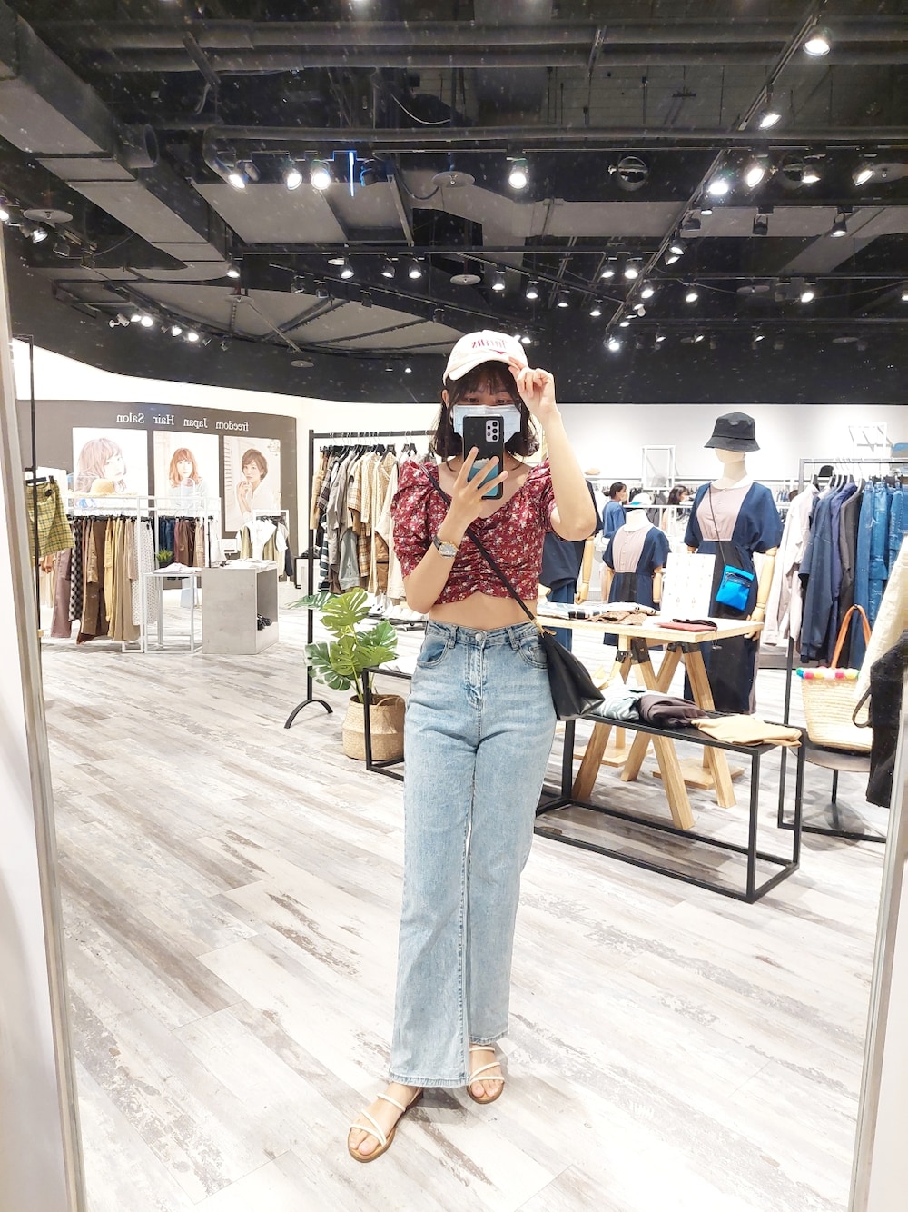 「QUEEN SHOPのアイテム（キャップ、ホワイト系）」を使った、wenyu ⭐さん（レディース・164cm）の秋コーディネートの1枚目の写真