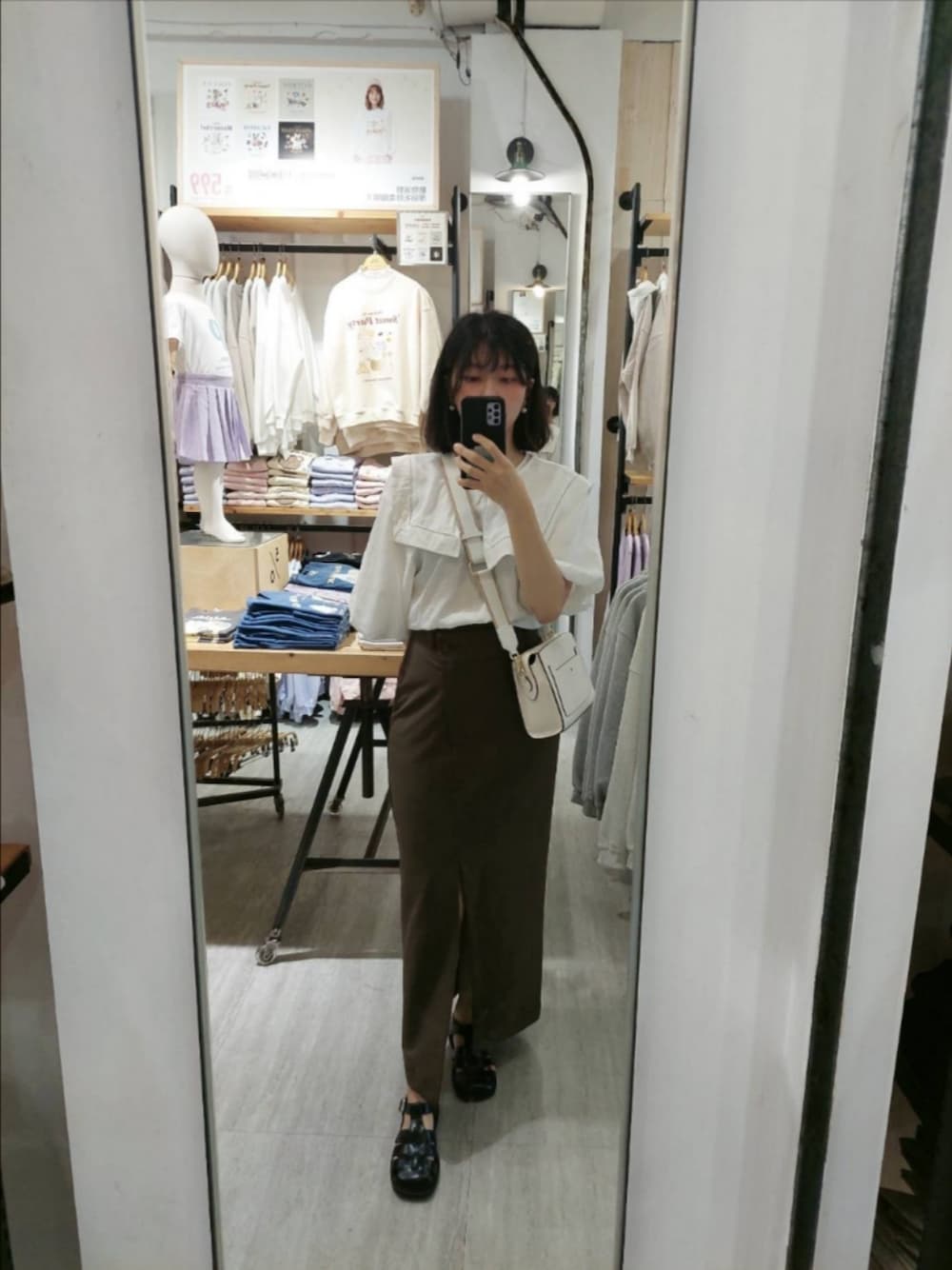 「MOBOのアイテム（シャツ/ブラウス、ホワイト系）」を使った、wenyu ⭐さん（レディース・164cm）の秋コーディネートの1枚目の写真