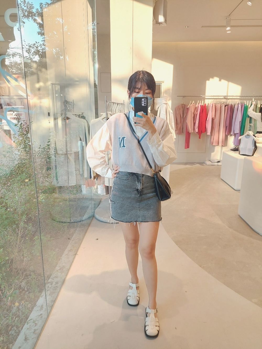 「QUEEN SHOPのアイテム（シャツ/ブラウス、ホワイト系）」を使った、wenyu ⭐さん（レディース・164cm）の秋コーディネートの1枚目の写真
