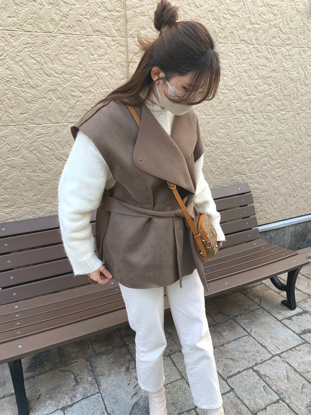 「ootd、プチプラコーデ、ベージュ、淡色コーデ、休日コーデ、ジレ、ホワイト、GUCCI、ミッキー」｜「HOTPINGの[CHOA]ウエストタックテーパードスリムパンツ（その他パンツ、ブラック系）」を使った、massyさん（レディース・160cm）の冬コーディネートの1枚目の写真
