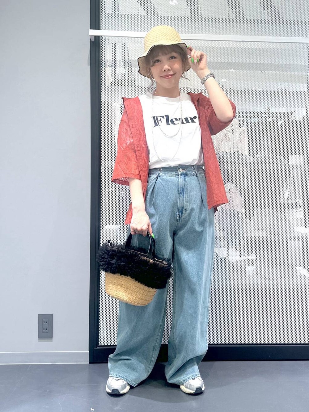 ブルー系のデニムパンツ、ホワイト系のTシャツ/カットソー、ベージュ系のショルダーバッグを着用したレディースの春コーディネートの1枚目の写真