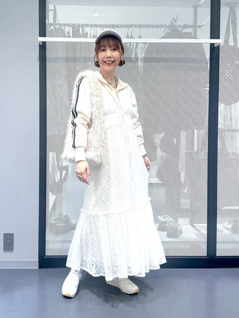 ホワイト系のスニーカー、ホワイト系のワンピース、ベージュ系のショルダーバッグを着用したレディースの秋コーディネートの1枚目の写真