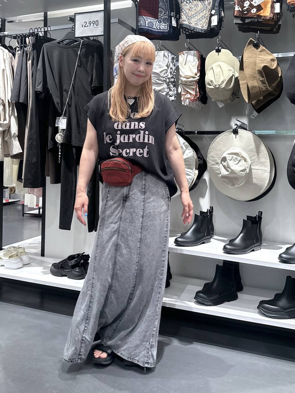 ブラック系のTシャツ/カットソー、レッド系のボディバッグ/ウエストポーチ、ブラック系のデニムスカートを着用したレディースの夏コーディネートの1枚目の写真