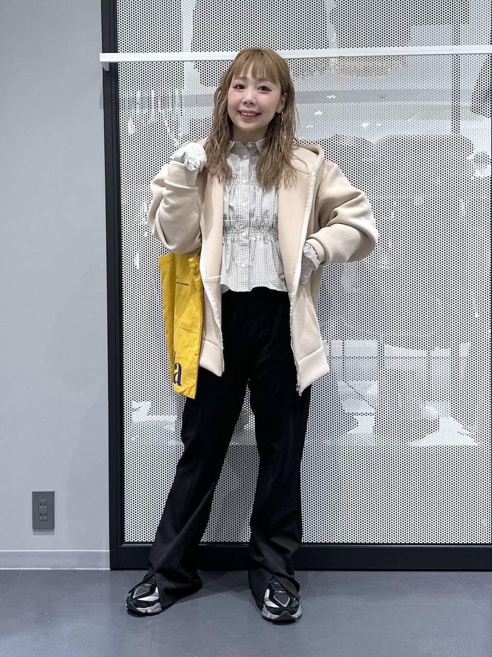 ホワイト系のTシャツ/カットソー、イエロー系のトートバッグ、ブラック系のその他パンツを着用したレディースの春コーディネートの1枚目の写真