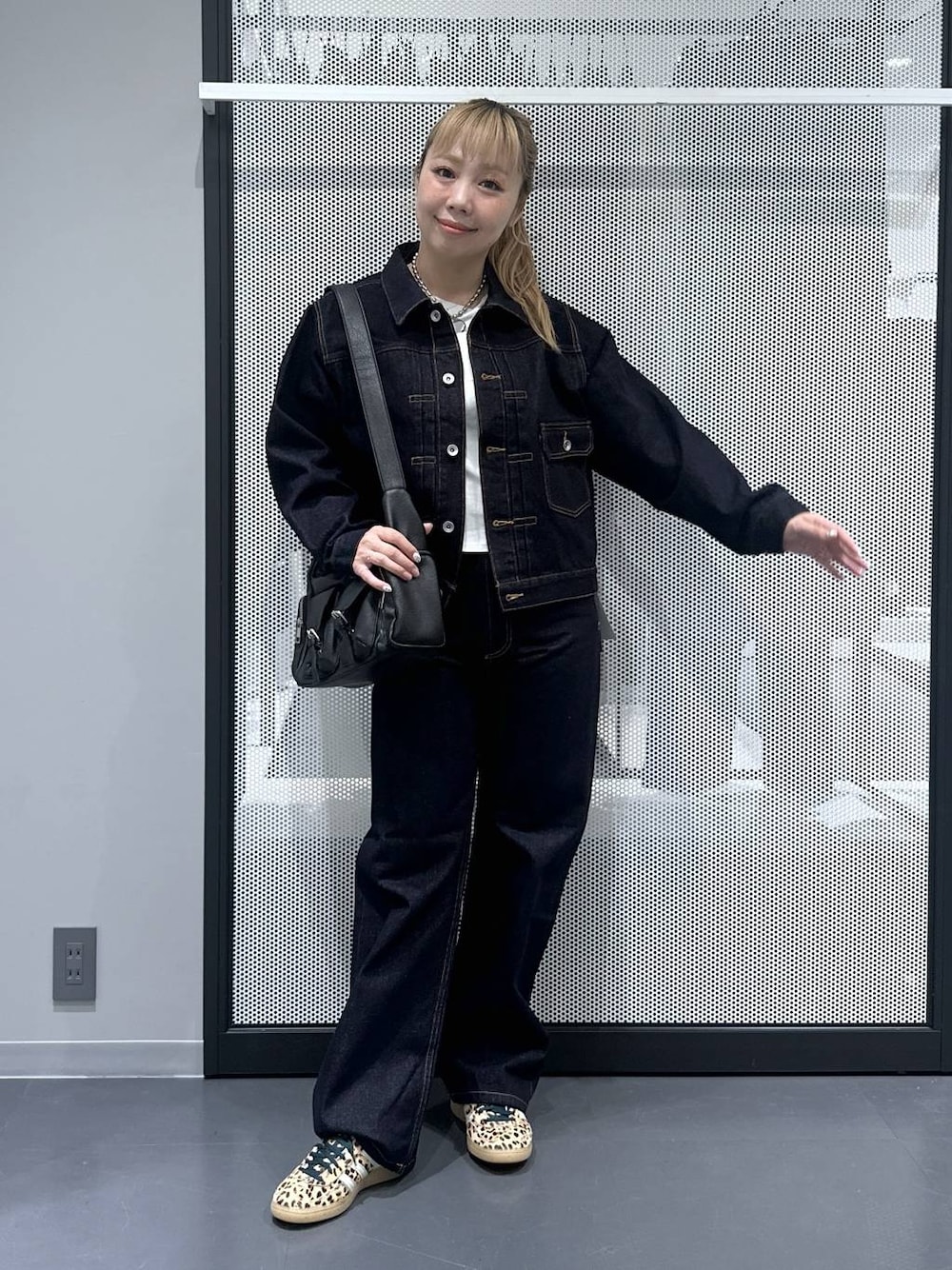 ホワイト系のTシャツ/カットソー、ブラック系のデニムジャケット、ブルー系のデニムジャケットを着用したレディースの秋コーディネートの1枚目の写真