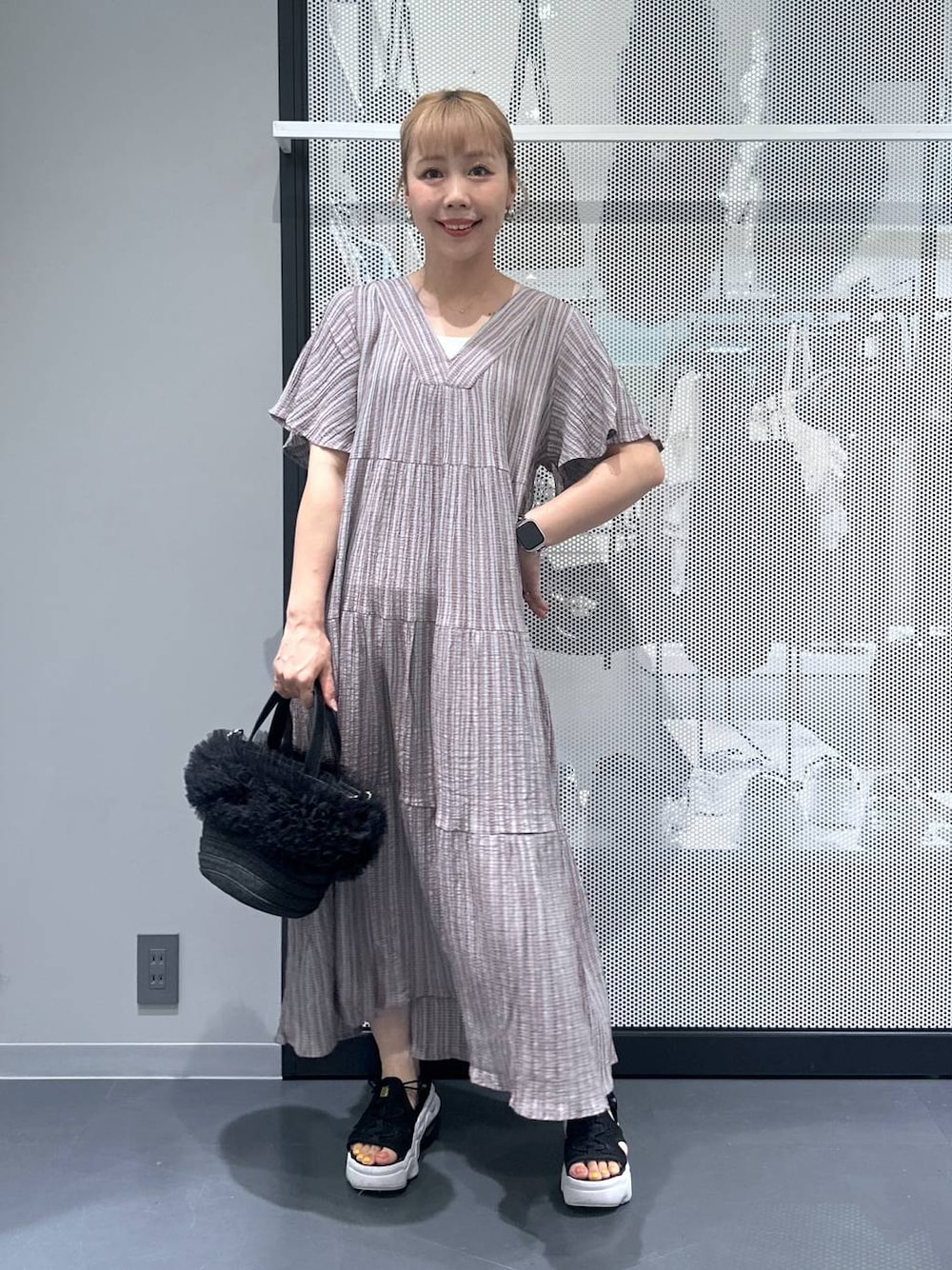 ブラック系のショルダーバッグ、グレー系のワンピース、その他のヘアピンを着用したレディースの夏コーディネートの1枚目の写真