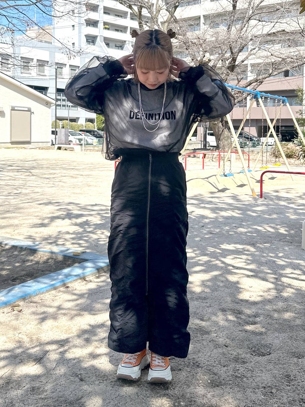 ブラック系のスカート、ホワイト系のTシャツ/カットソー、ブラック系のシャツ/ブラウスを着用したレディースの春コーディネートの1枚目の写真