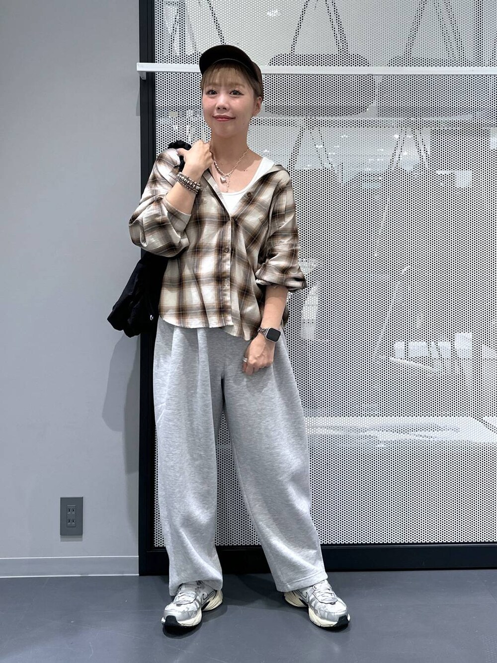 ホワイト系のタンクトップ、ブラウン系のシャツ/ブラウス、グレー系のスウェットパンツを着用したレディースの秋コーディネートの1枚目の写真