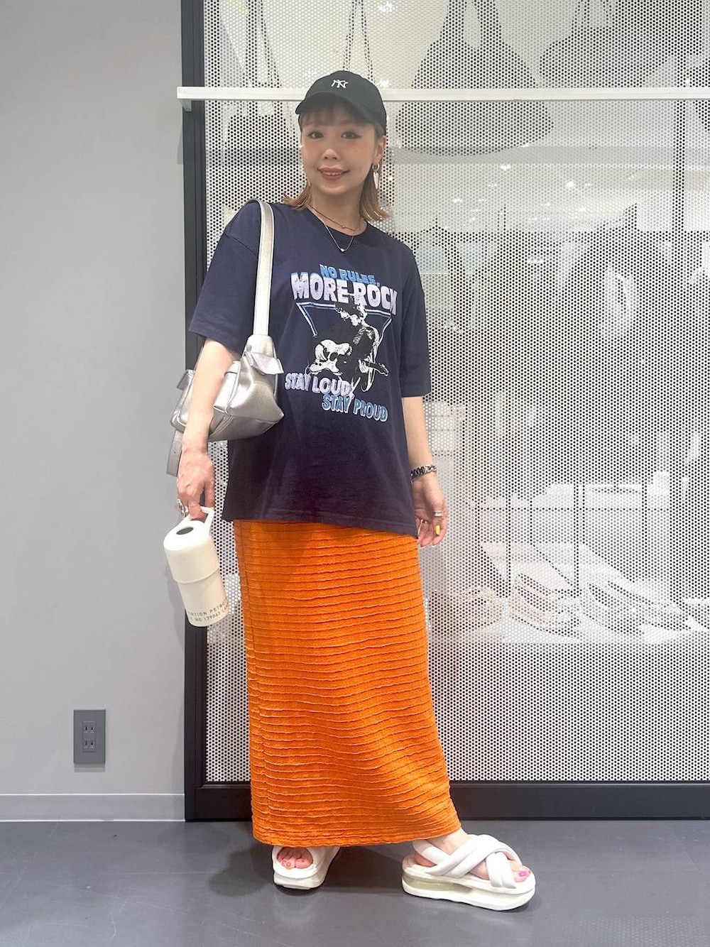 その他のショルダーバッグ、オレンジ系のスカート、ブルー系のTシャツ/カットソーを着用したレディースの夏コーディネートの1枚目の写真