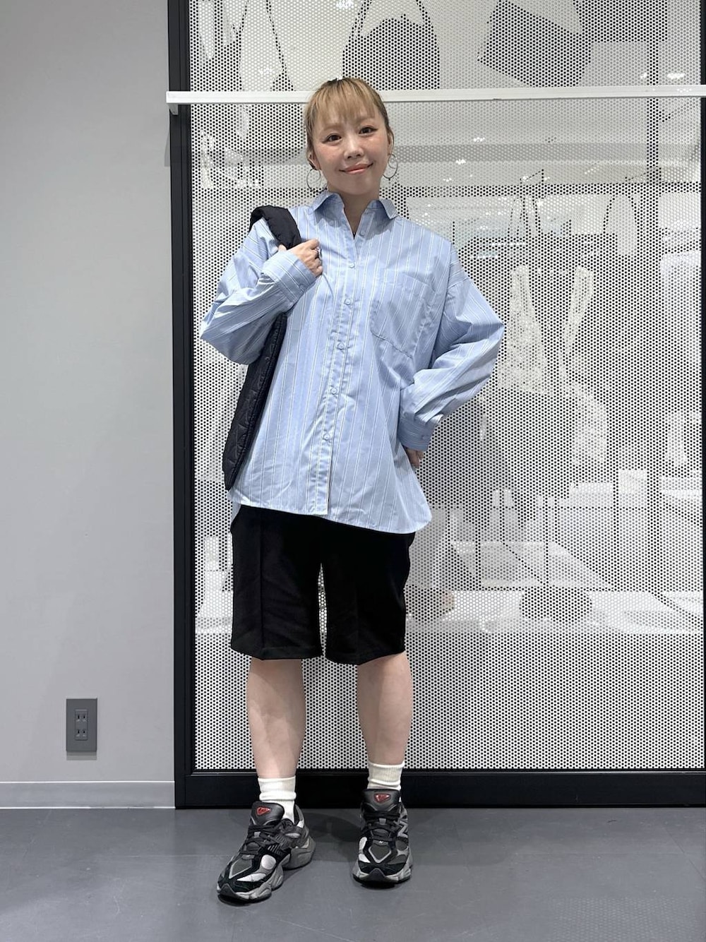 ブルー系のシャツ/ブラウス、ブラック系のその他パンツ、その他のピアス(両耳用)を着用したレディースの秋コーディネートの1枚目の写真