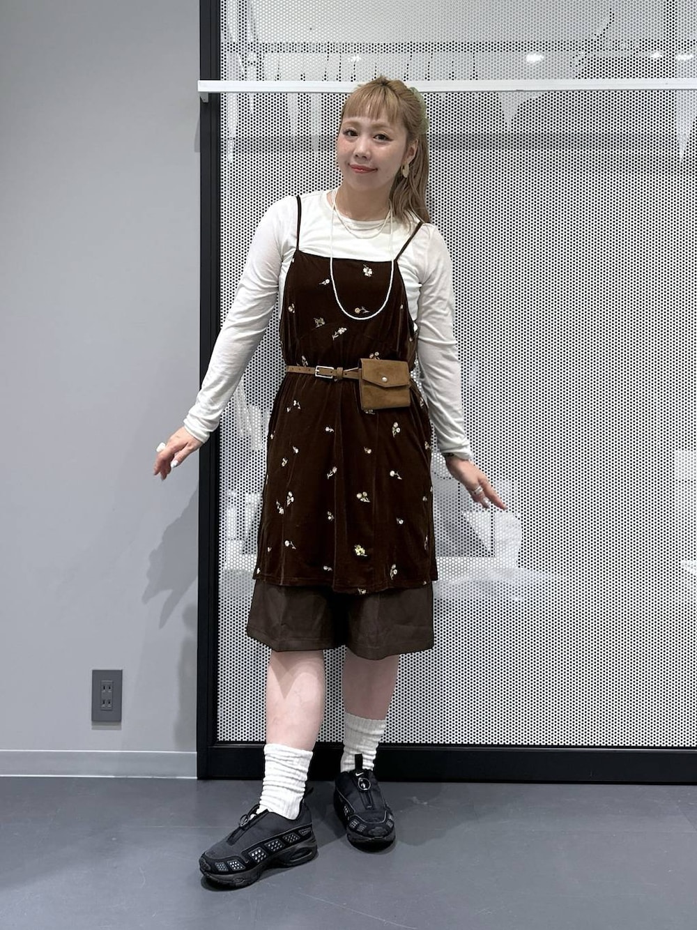 ブラウン系のその他パンツ、ブラウン系のワンピース、ホワイト系のTシャツ/カットソーを着用したレディースの秋コーディネートの1枚目の写真