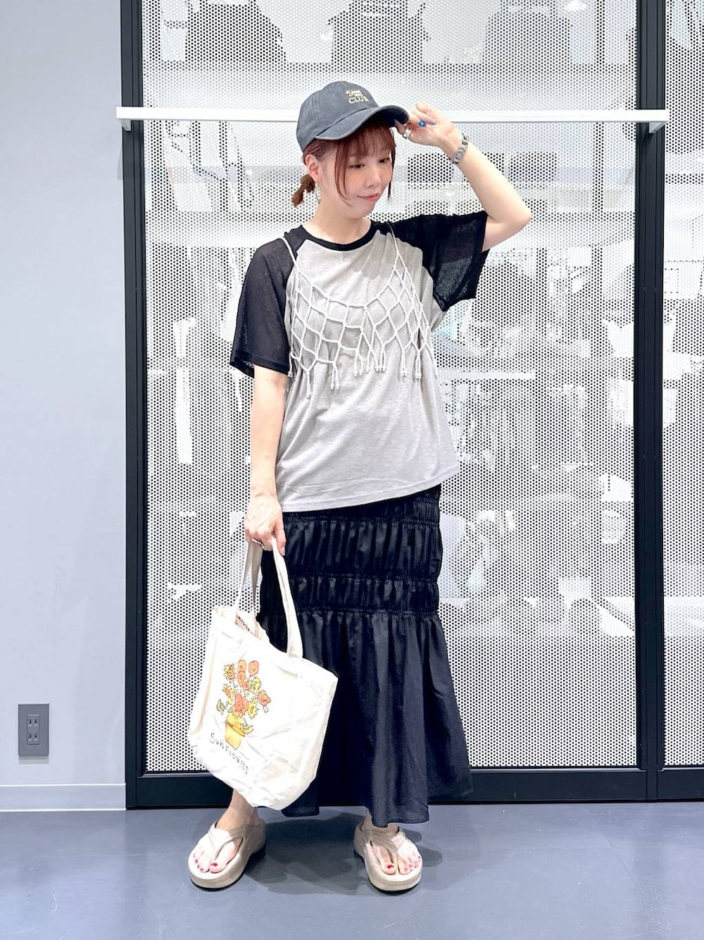 ホワイト系のベスト、ブラック系のスカート、その他のエコバッグ/サブバッグを着用したレディースの夏コーディネートの1枚目の写真