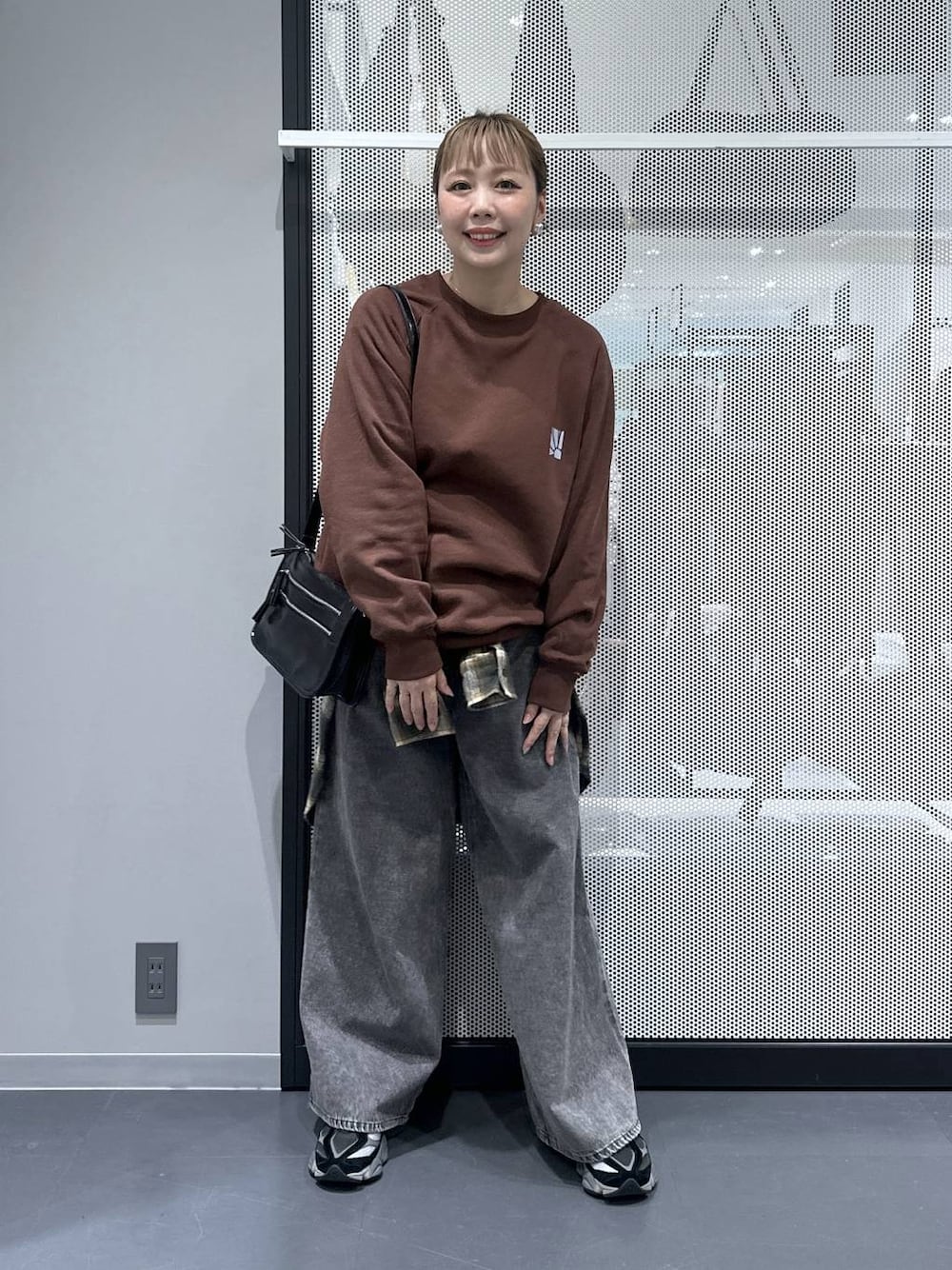 ブラック系のショルダーバッグ、ブラック系のデニムパンツ、グリーン系のシャツ/ブラウスを着用したレディースの秋コーディネートの1枚目の写真