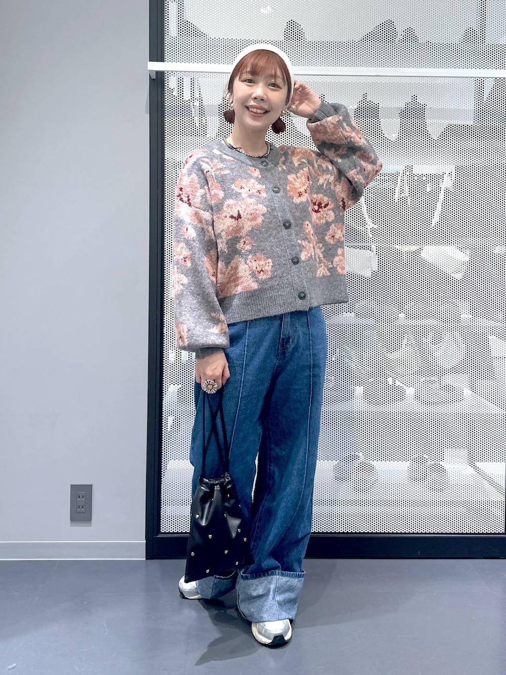 ブラック系のショルダーバッグ、ブルー系のデニムパンツ、グレー系のカーディガン/ボレロを着用したレディースの秋コーディネートの1枚目の写真