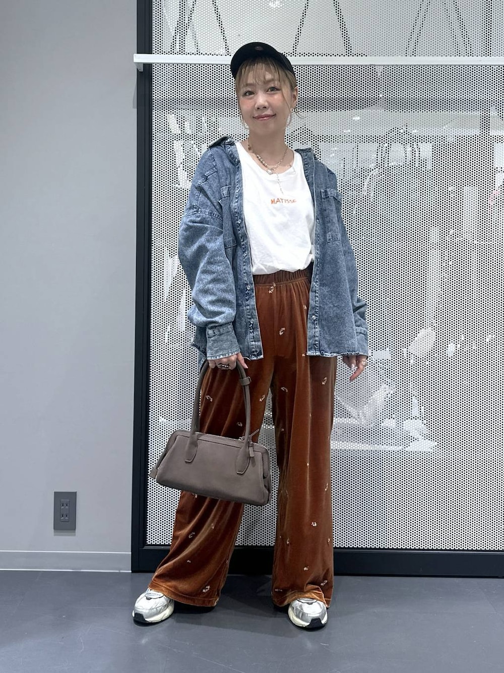 ブルー系のシャツ/ブラウス、ホワイト系のTシャツ/カットソー、オレンジ系のその他パンツを着用したレディースの秋コーディネートの1枚目の写真