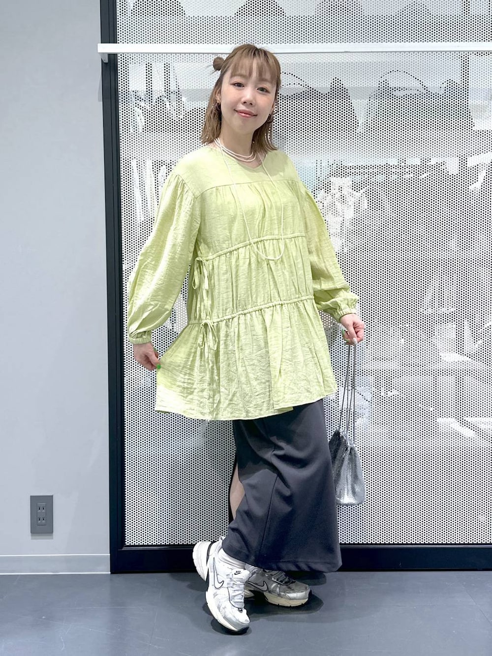 「シンプル、カジュアル、差し色コーデ、着痩せ、ママコーデ、ラフ、きれいめ、ガーリー、LAKOLE」｜「LAKOLEのボリューム3連フープピアス / 156256（ピアス（両耳用）、ブラウン系）」を使った、riya.さん（レディース・158cm）の春コーディネートの1枚目の写真