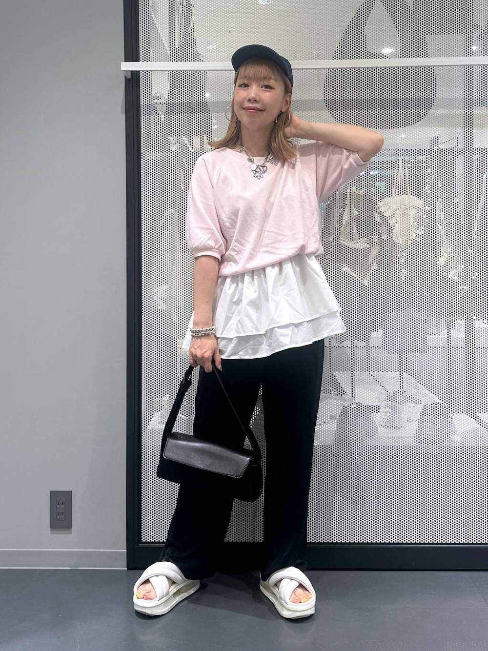 ブラック系のショルダーバッグ、ブラック系のその他パンツ、その他のピアス(両耳用)を着用したレディースの夏コーディネートの1枚目の写真