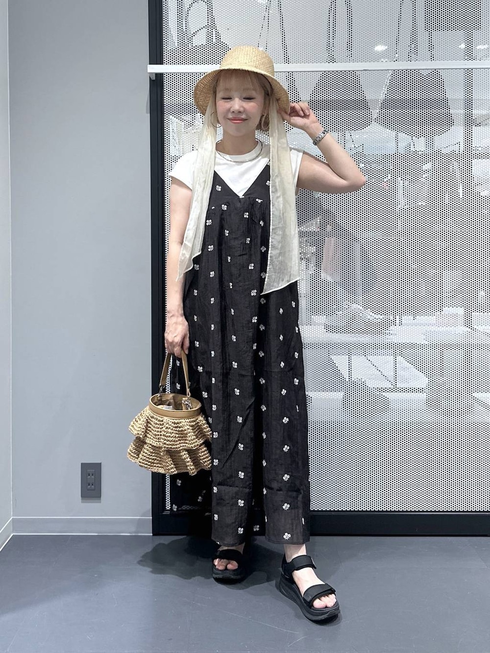 ブラック系のワンピース、ベージュ系のショルダーバッグ、ホワイト系のTシャツ/カットソーを着用したレディースの夏コーディネートの1枚目の写真