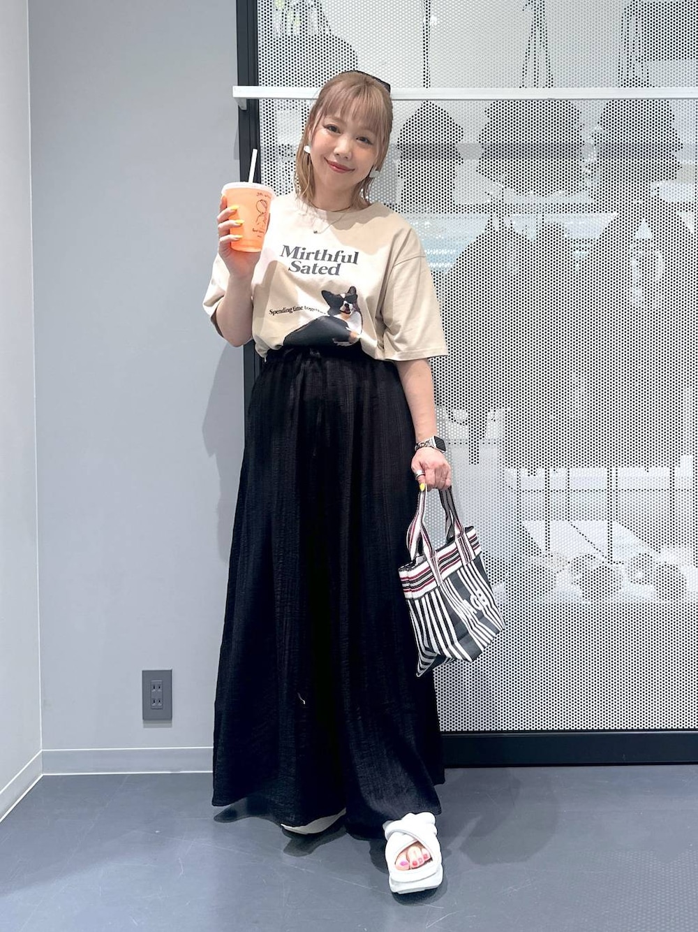 ブラック系のトートバッグ、ブラック系のその他パンツ、ベージュ系のTシャツ/カットソーを着用したレディースの春コーディネートの1枚目の写真