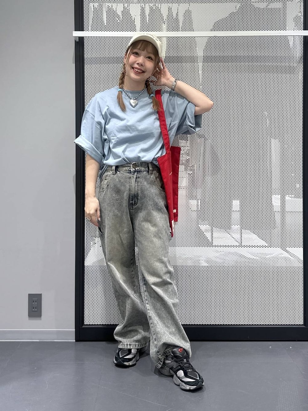 レッド系のトートバッグ、その他のピアス(両耳用)、シルバー系のデジタル腕時計を着用したレディースの夏コーディネートの1枚目の写真