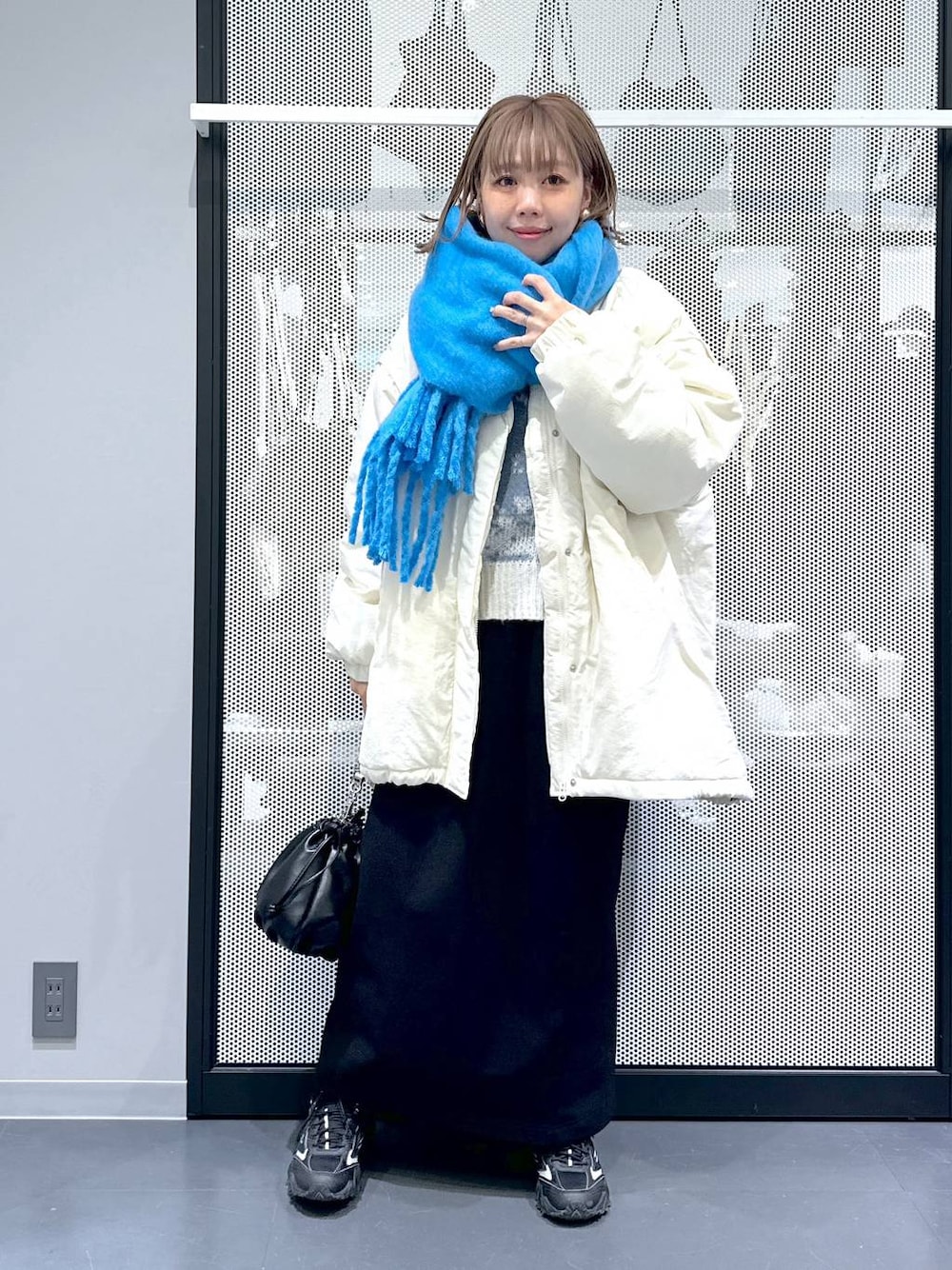 「カジュアル、差し色コーデ、着痩せ、ママコーデ、ラフ、きれいめ、ガーリー、LAKOLE、シンプル」｜「LAKOLEの【FILA/フィラ】OAKMONTTRv3 / 116967（スニーカー、グレー系）」を使った、riya.さん（レディース・158cm）の秋コーディネートの1枚目の写真