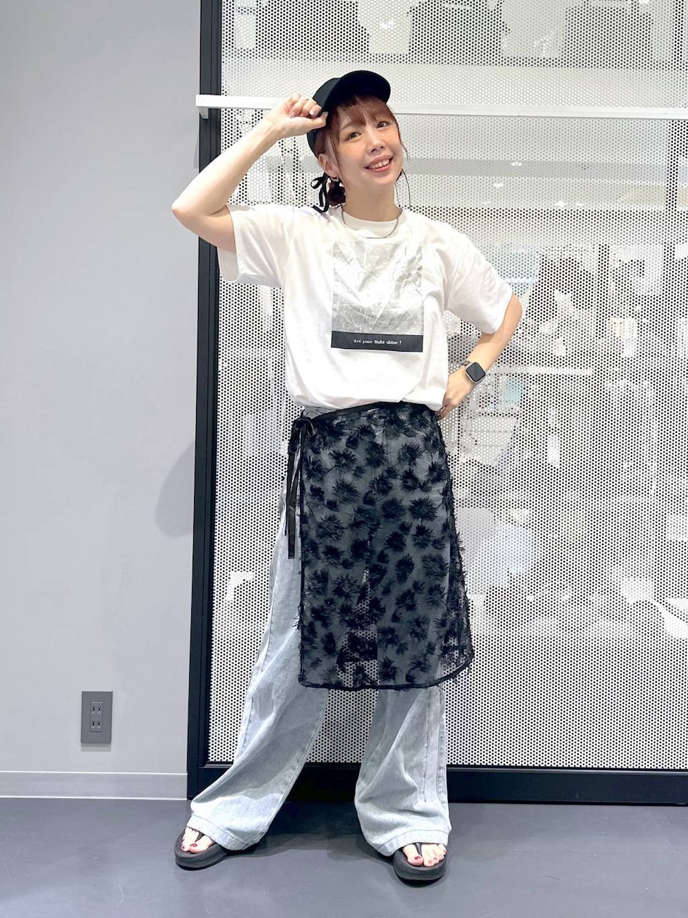ブルー系のデニムパンツ、ホワイト系のTシャツ/カットソー、ブラック系のショルダーバッグを着用したレディースの夏コーディネートの1枚目の写真