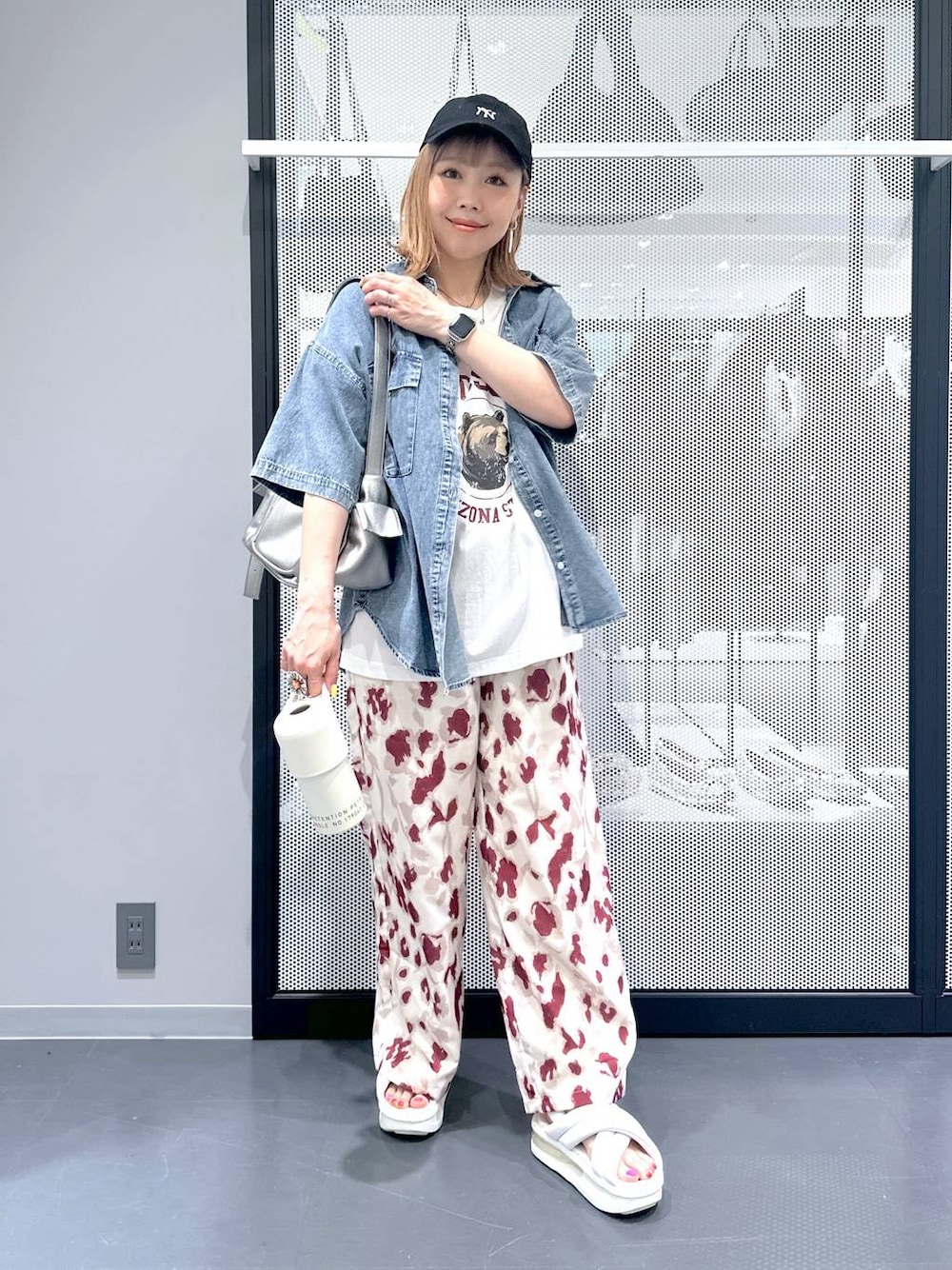 その他のショルダーバッグ、ブルー系のシャツ/ブラウス、ホワイト系のその他パンツを着用したレディースの春コーディネートの1枚目の写真