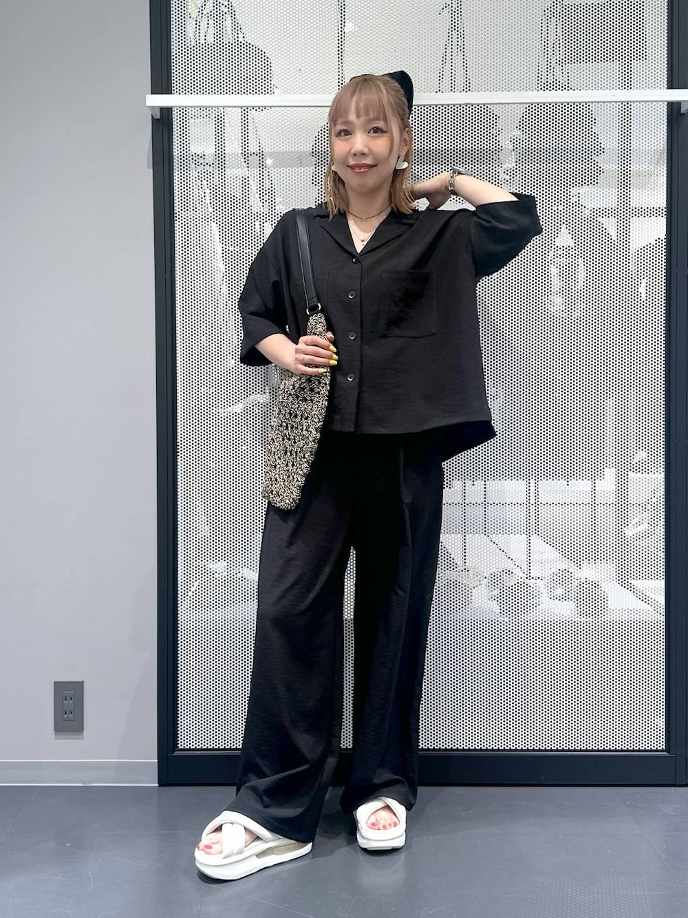 ブラック系のトートバッグ、ブラック系のその他パンツ、ブラック系のシャツ/ブラウスを着用したレディースの春コーディネートの1枚目の写真