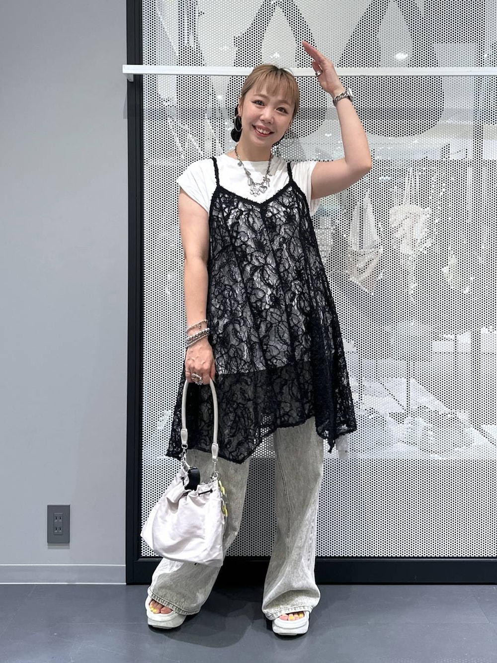 ホワイト系のショルダーバッグ、ホワイト系のTシャツ/カットソー、ブラック系のチュニックを着用したレディースの夏コーディネートの1枚目の写真