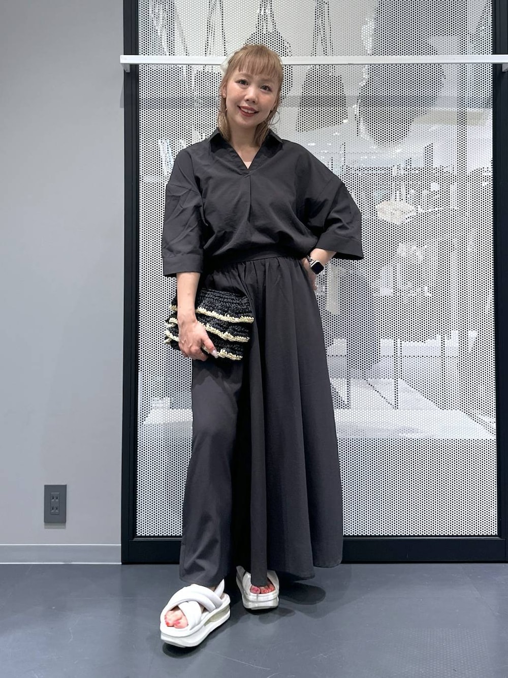 ブラック系のショルダーバッグ、グレー系のその他パンツ、グレー系のシャツ/ブラウスを着用したレディースの夏コーディネートの1枚目の写真