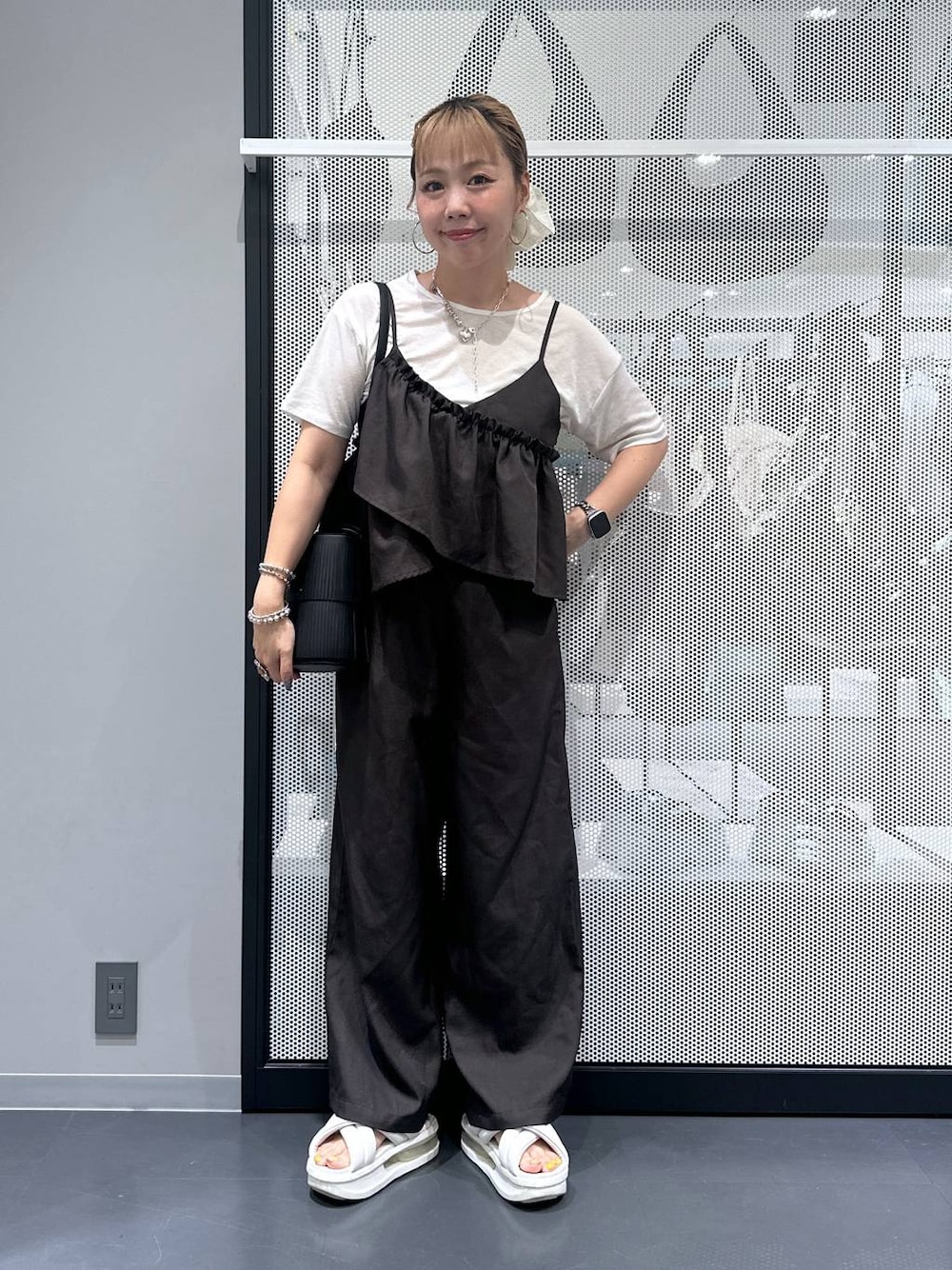 ホワイト系のTシャツ/カットソー、ブラック系のつなぎ/オールインワン、ブラック系のショルダーバッグを着用したレディースの夏コーディネートの1枚目の写真