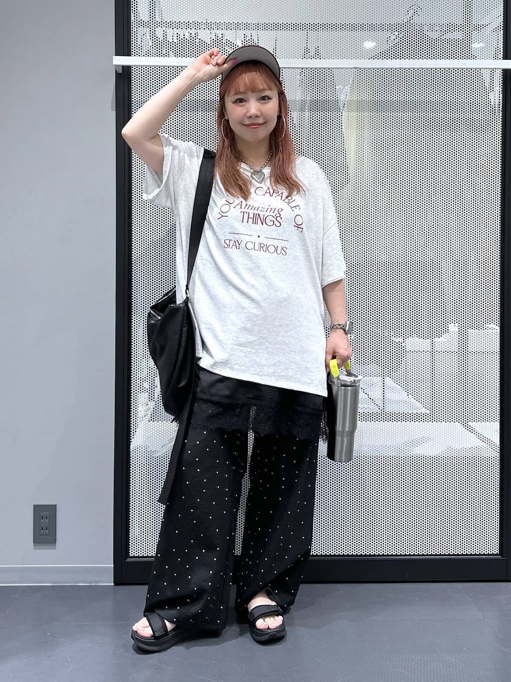 その他のその他パンツ、ブラック系のワンピース、ブラック系のショルダーバッグを着用したレディースの夏コーディネートの1枚目の写真