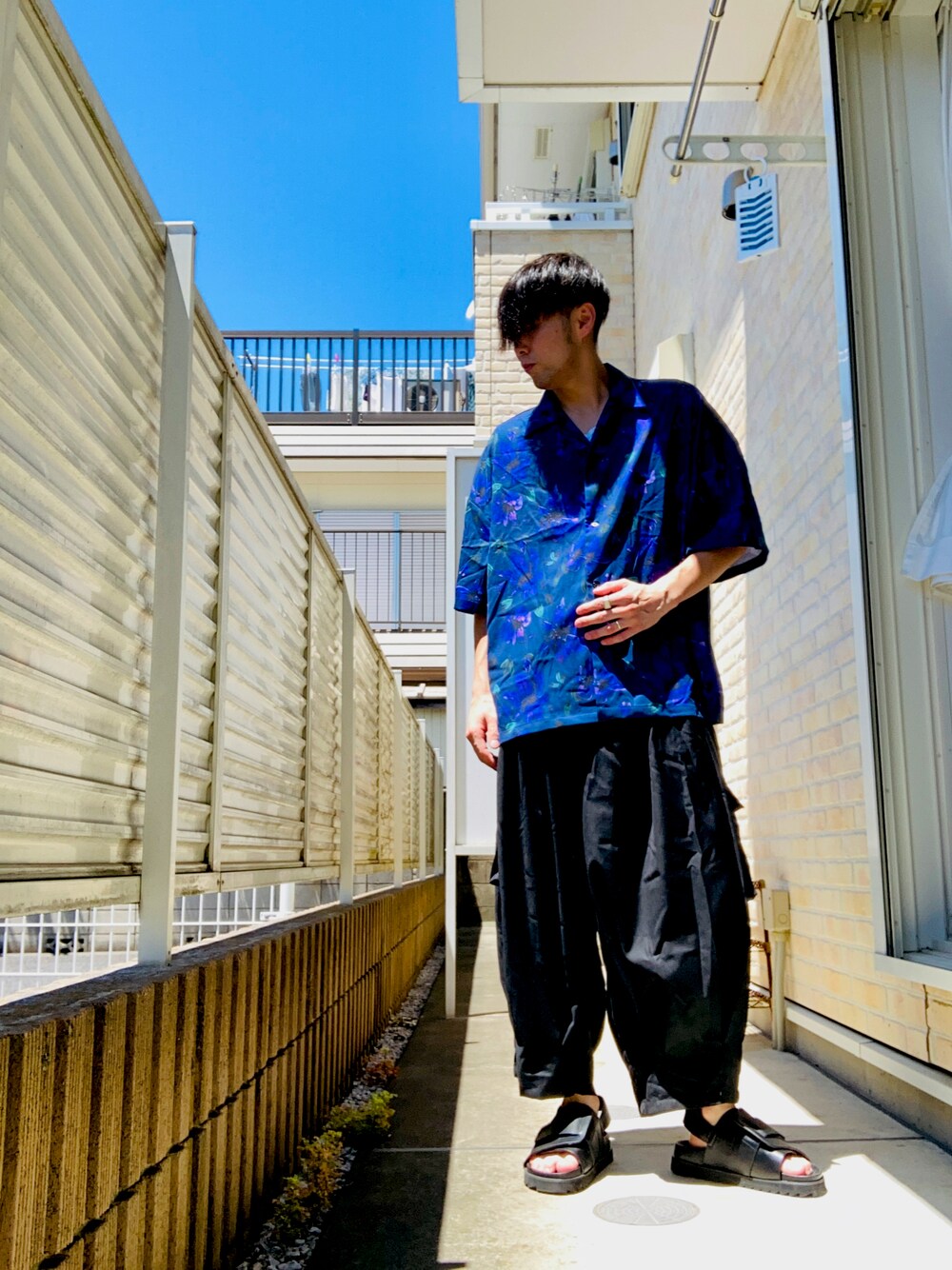 ブルー系のシャツ/ブラウス、ブラック系のその他パンツ、ブラック系のサンダルを着用したメンズの夏コーディネートの1枚目の写真