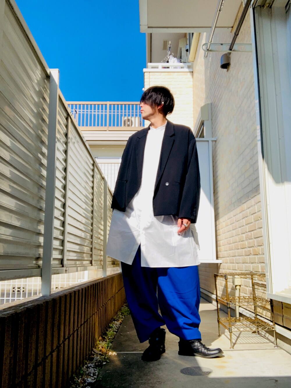 「ジャケゾン、ライトジャケット、ロングシャツ、バルーンパンツ、ブーツ、キレイめ、レイヤードスタイル」｜「HAREのライトジャケゾン(HARE)（ブルゾン、ブラック系）」を使った、Y-sukeさん（メンズ・173cm）の春コーディネートの1枚目の写真
