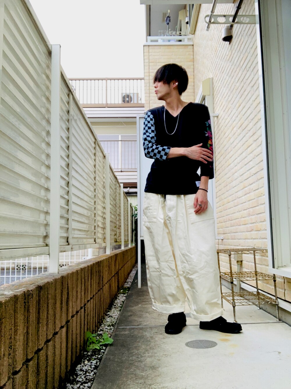 「７部丈カットソー、バルーンデニム、スリッポン、シンプル」｜「rehacerのrehacer : MARK GONZALES - LOVE CHECKER（Tシャツ/カットソー、ブラック系）」を使った、Y-sukeさん（メンズ・173cm）の秋コーディネートの1枚目の写真
