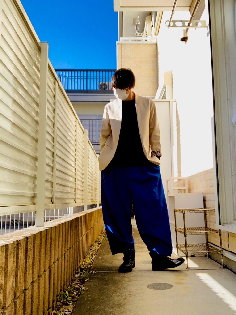 「新年一発目、ジャケット、黒ニット、バルーンパンツ、ブーツ」｜「GLIMCLAPのmj7730-4way stretch material collar-less tailored jacket テーラードジャケット（テーラードジャケット、ベージュ系）」を使った、Y-sukeさん（メンズ・173cm）の冬コーディネートの1枚目の写真