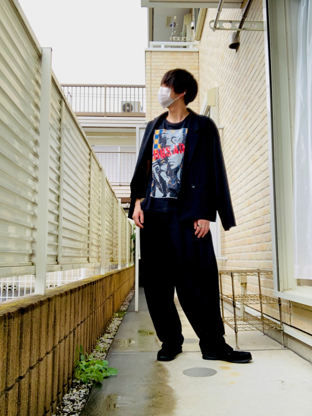「ジャケット、ジャケゾン、黒Tシャツ、ジョジョの奇妙な冒険、プリーツスラックス、スリッポン、だから秋服が好き、ブラックコーデ」｜「HAREのライトジャケゾン(HARE)（ブルゾン、ブラック系）」を使った、Y-sukeさん（メンズ・173cm）の秋コーディネートの1枚目の写真