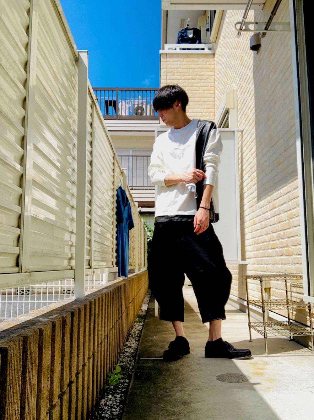 「ハーフレザー、カットソー、クロップドパンツ、スリッポン、シンプル」｜「tk.TAKEO KIKUCHIのシンセティックレザーレイヤーカットソー（Tシャツ/カットソー、ホワイト系）」を使った、Y-sukeさん（メンズ・173cm）の秋コーディネートの1枚目の写真
