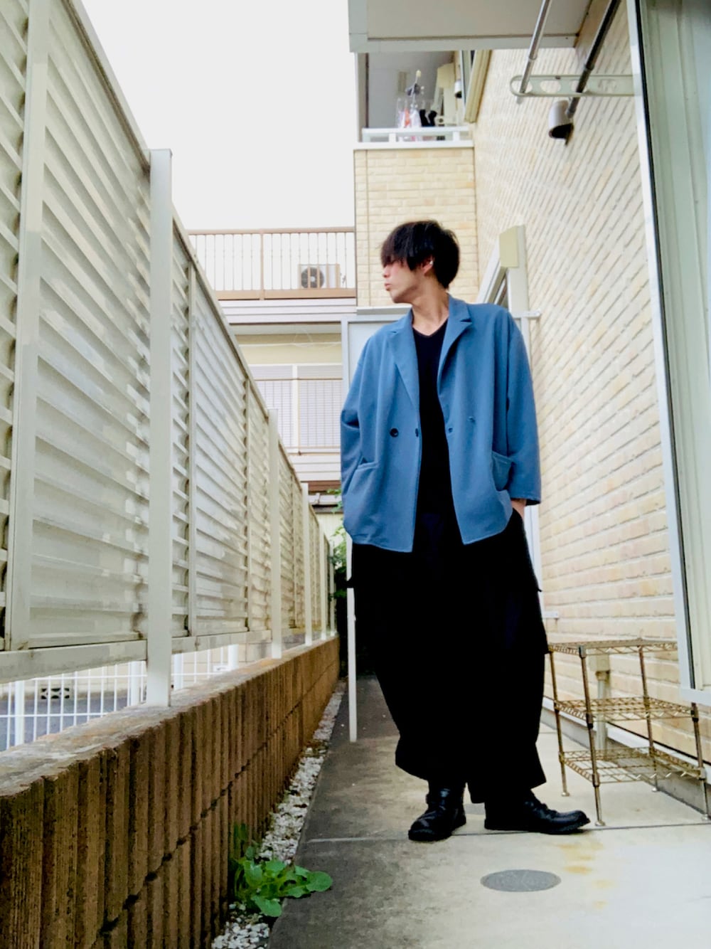 「ジャケット、７部丈カットソー、黒Tシャツ、ワイドバルーンパンツ、ブーツ、だから秋服が好き」｜「ONE DAY KMC の【Bk】梨地ルーズダブルテーラードジャケット（テーラードジャケット、ブルー系）」を使った、Y-sukeさん（メンズ・173cm）の秋コーディネートの1枚目の写真