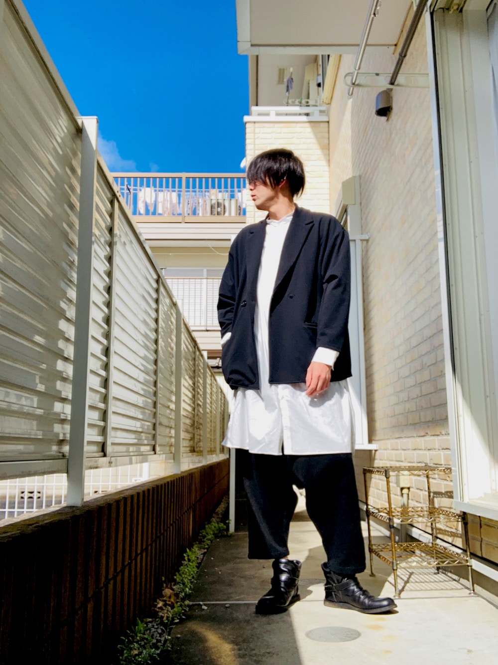 「ジャケット、ロングシャツ、サルエルパンツ、ブーツ」｜「ONE DAY KMC の【Bk】梨地ルーズダブルテーラードジャケット（テーラードジャケット、ブラック系）」を使った、Y-sukeさん（メンズ・173cm）の春コーディネートの1枚目の写真