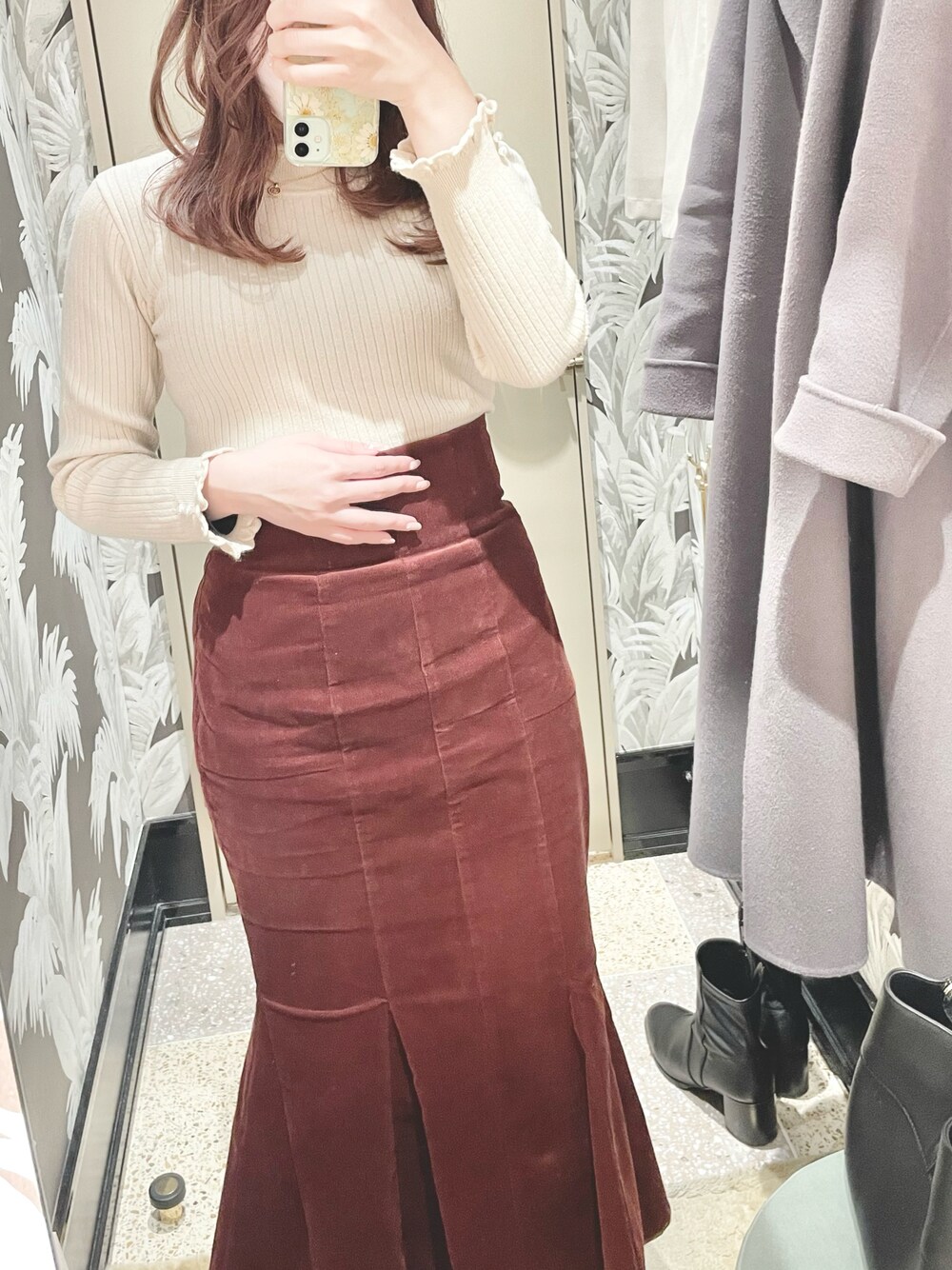 「シンプルコーデ、オトナ女子、ootd、スカート、フェミニン、マーメイドスカート、toccocloset、ニット、ORiental TRaffic(ORiental TRaffic)、ショートブーツ、apuweiser-riche、コート、snidel、あったかコーデ、バッグ」｜「tocco closetの袖口パール装飾フリル付きリブニットプルオーバー（ニット/セーター、ホワイト系）」を使った、tさん（レディース・157cm）の冬コーディネートの1枚目の写真