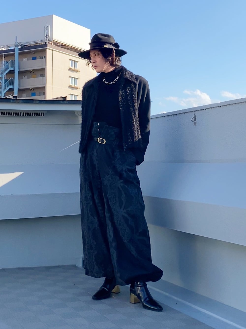 ブラック系のブルゾン、ブラック系のTシャツ/カットソー、ブラック系のその他パンツを着用したメンズの冬コーディネートの1枚目の写真