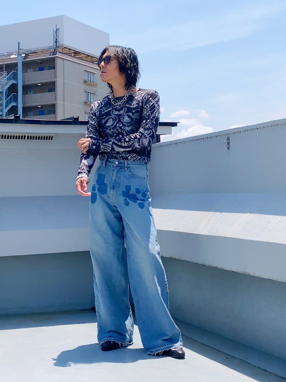 ブラック系のブーツ、ブルー系のデニムパンツ、ブラック系のTシャツ/カットソーを着用したメンズの夏コーディネートの1枚目の写真