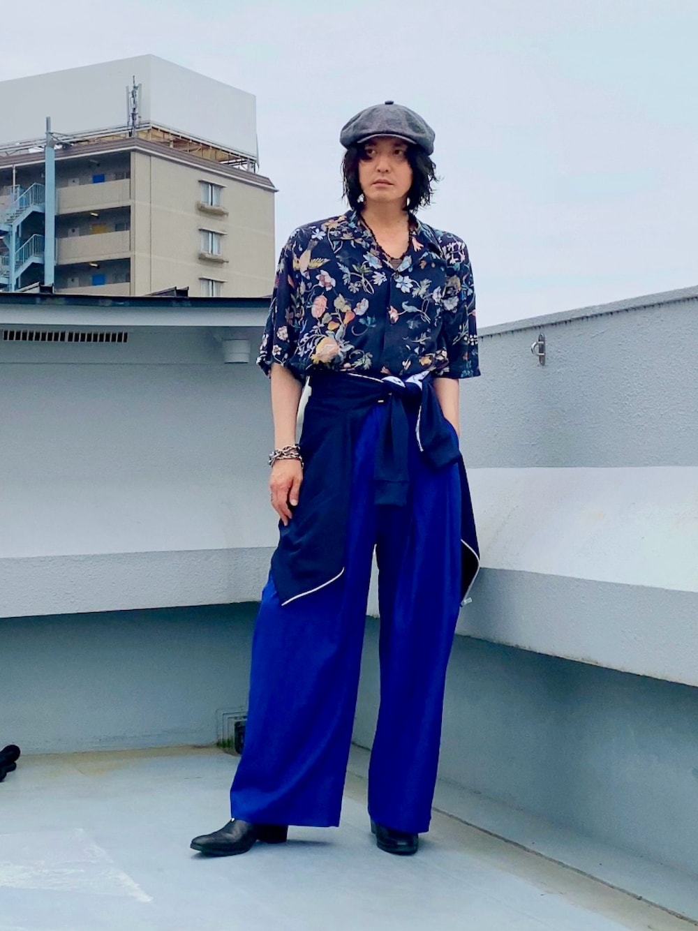 ブルー系のジャージ、ブラック系のシャツ/ブラウス、ブルー系のスラックスを着用したメンズの夏コーディネートの1枚目の写真