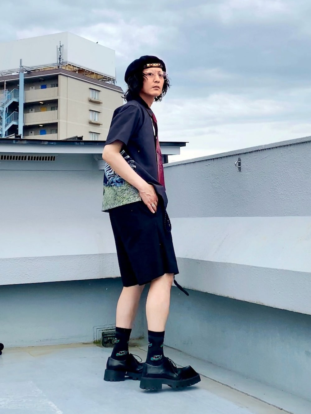 ブラック系のスラックス、ブラック系のシャツ/ブラウス、レッド系のネクタイを着用したメンズの夏コーディネートの1枚目の写真