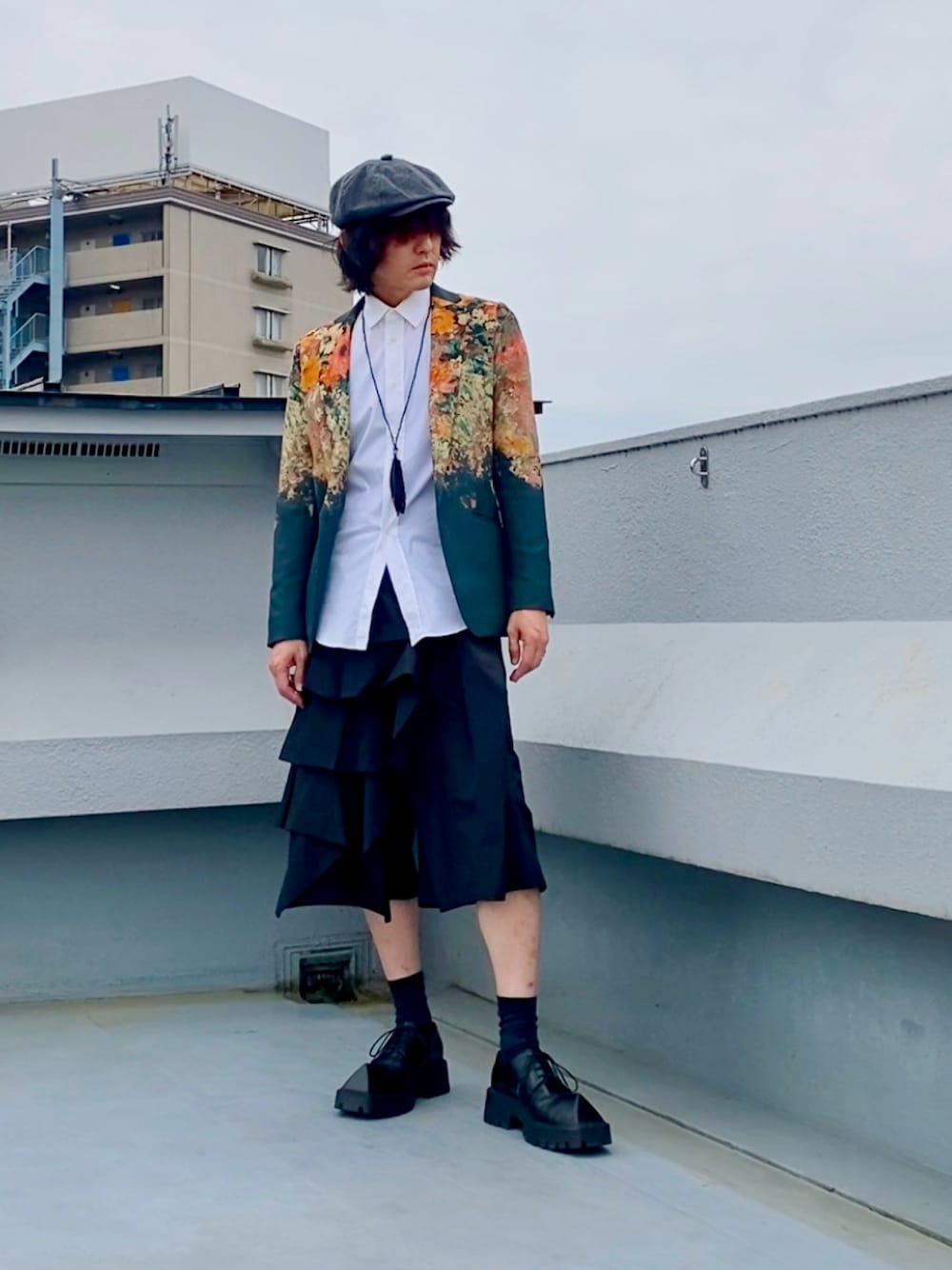 その他のテーラードジャケット、ホワイト系のシャツ/ブラウス、ブラック系のパンツを着用したメンズの春コーディネートの1枚目の写真