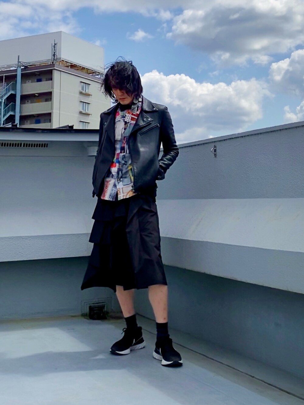 ブラック系のライダースジャケット、ブラック系の蝶ネクタイ、その他のシャツ/ブラウスを着用したメンズの春コーディネートの1枚目の写真