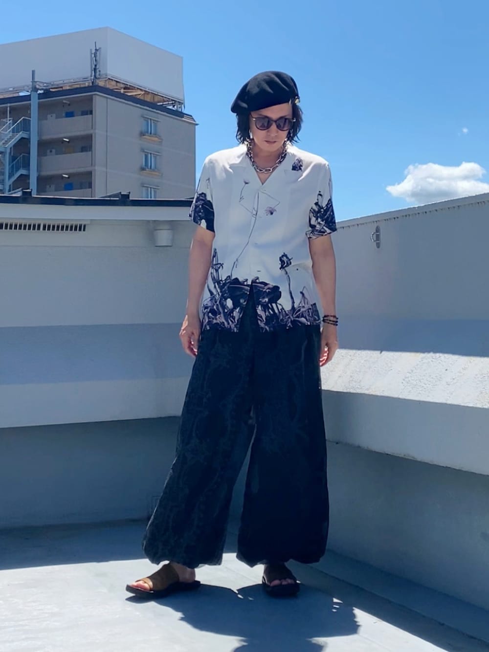 ブラウン系のサンダル、ホワイト系のシャツ/ブラウス、ブラック系のその他パンツを着用したメンズの夏コーディネートの1枚目の写真