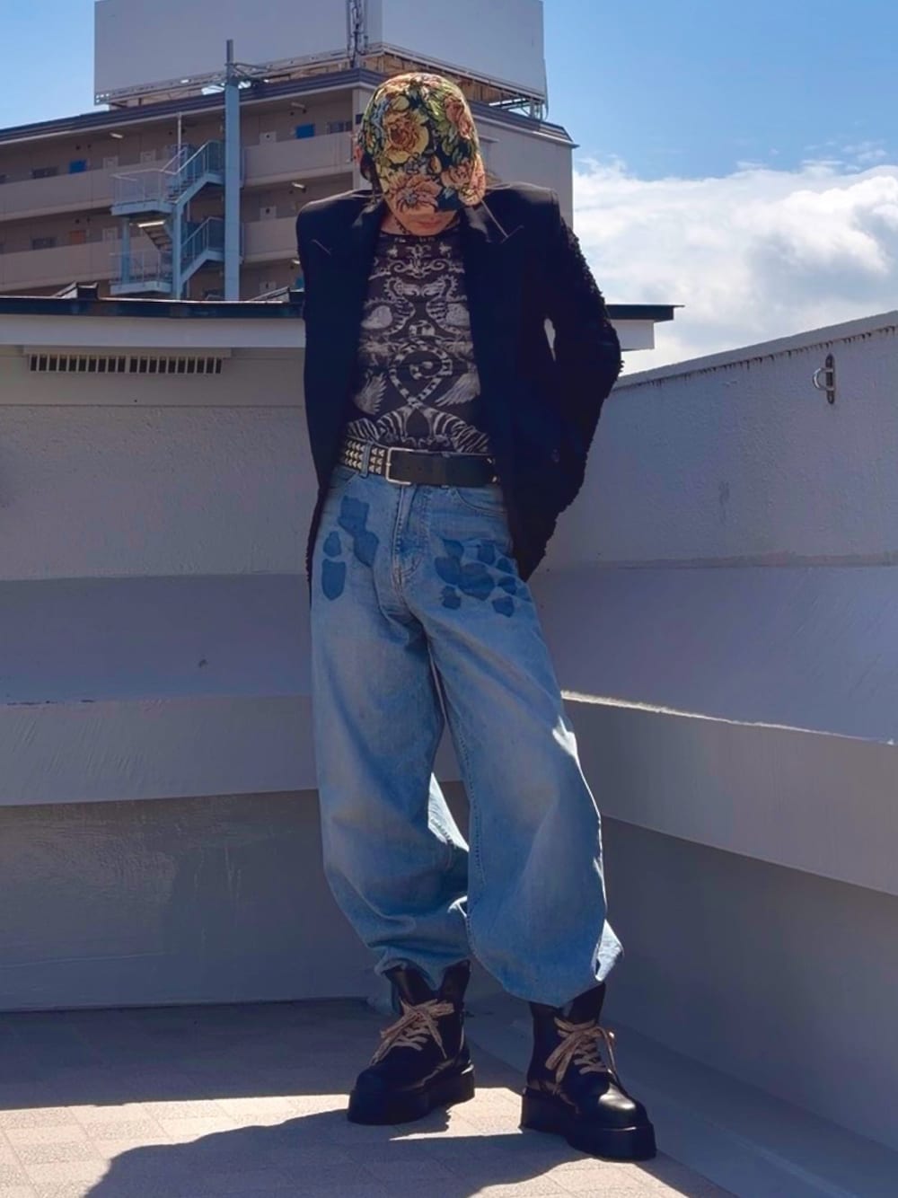 ブラック系のブーツ、ブルー系のデニムパンツ、ブラック系のTシャツ/カットソーを着用したメンズの春コーディネートの1枚目の写真